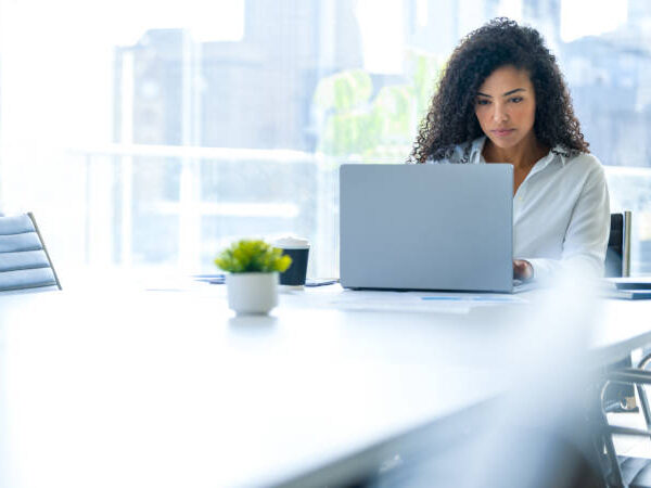 A woman reading a freelance contract clauses France